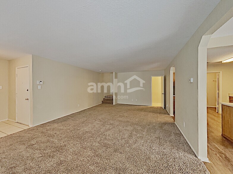 Building Photo - 9306 Pacific Maple