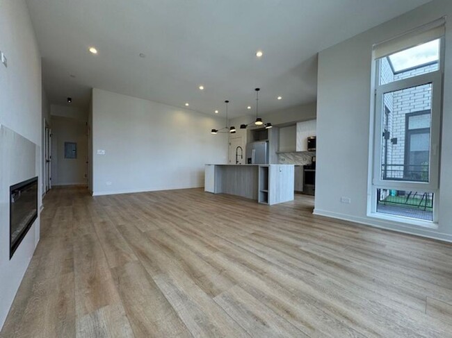 Building Photo - 3 bedroom in Chicago IL 60641