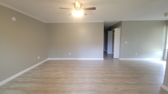 Building Photo - Section 8 accepted!!! "Charming 2-Bed, 2-Bath Haven in Huntsville – Your Perfect Retreat Awaits!"