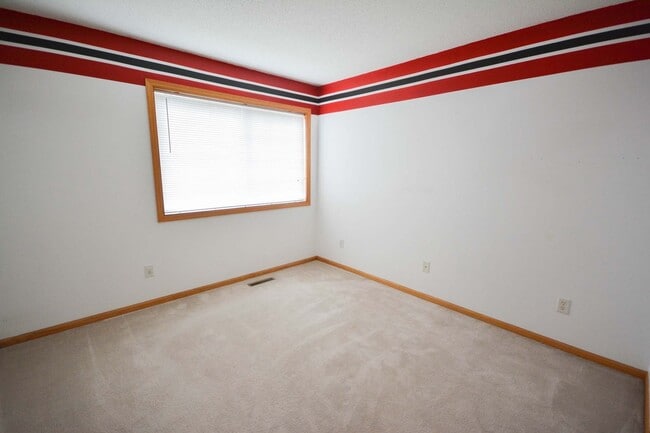 Building Photo - Hard to find end unit townhome with 2 car garage!