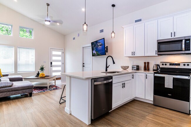 Building Photo - Spacious 3BR/3BA home in a quiet neighborh...