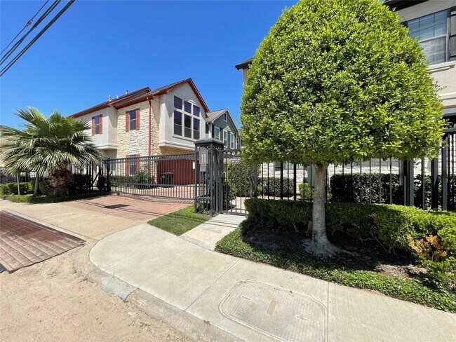 Building Photo - 2927 Clinton Dr