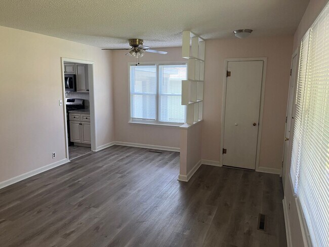 Building Photo - Charming 2 Bedroom with HUGE Yard!
