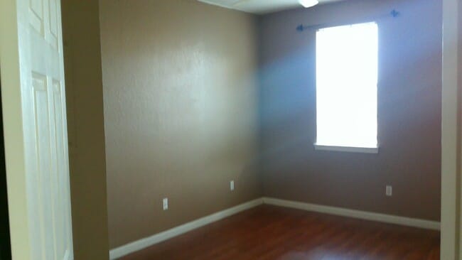 Building Photo - Beautiful 1/1 corner unit with upgraded wood floors a large balcony with an Orange Avenue view.