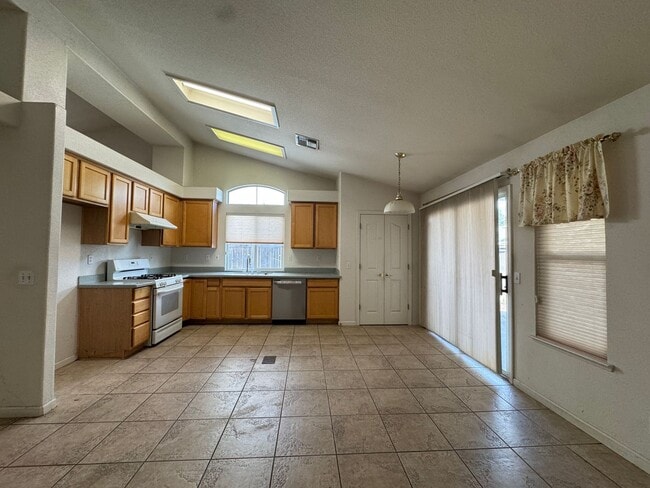 Building Photo - Beautiful Laguna West Home in Elk Grove, 3 Bedrooms, 2 Bathrooms, Quiet Cul-de-Sac