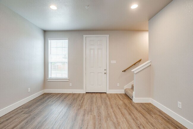 Building Photo - *BACK TO SCHOOL MOVE IN SPECIAL*