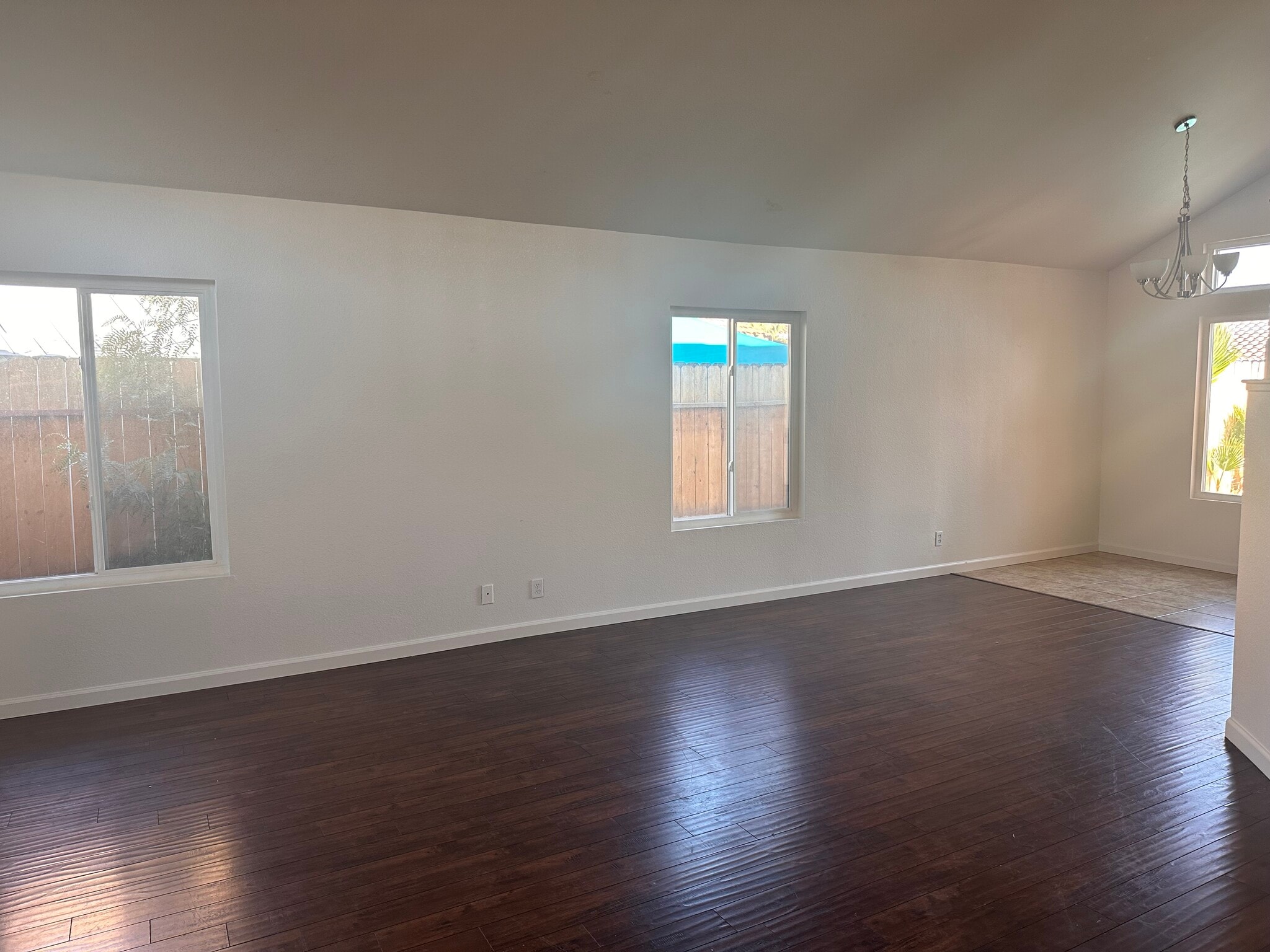 Building Photo - 581 Gladiola St