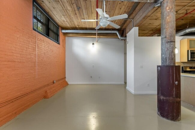Building Photo - 170 Boulevard SE