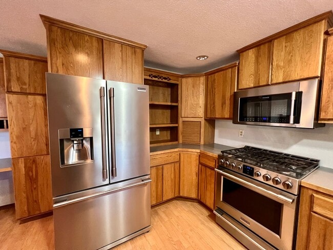 Building Photo - Charming and Spacious Home in a Convenient Gresham Location!