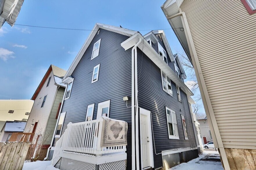 Building Photo - 450 W Doty St