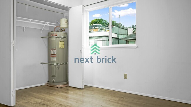 Building Photo - Exceptional 2Bed/2 Bath Uptown/Queen Anne condominium.