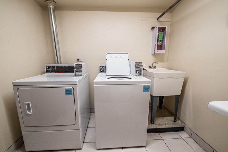 Building Photo - 5525 N Chester Ave