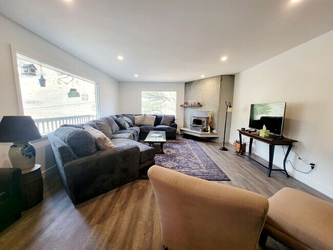 Building Photo - Spacious 4-bedroom + study home; Includes Hot tub and Pool Table - Avail. Now!