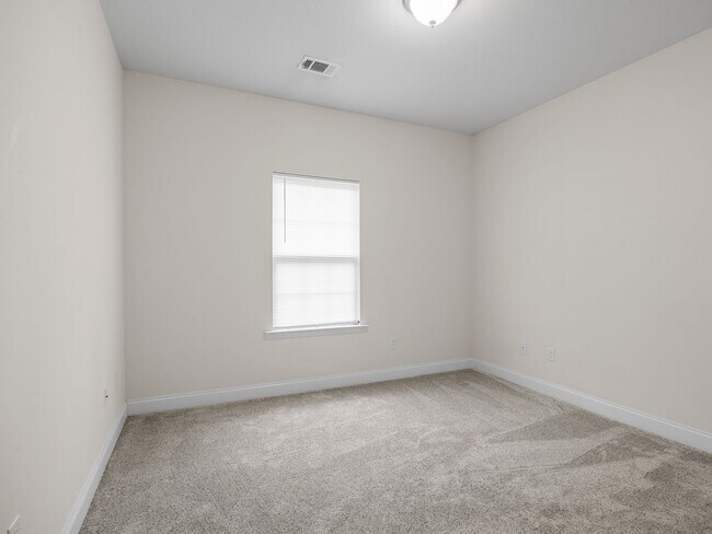 Building Photo - Spacious 4-Bedroom, 2 BA Ranch Home, 2 Car...