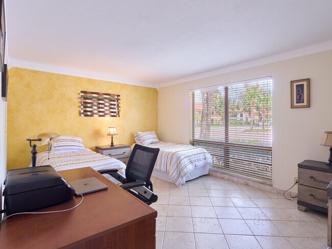 Building Photo - 563 Brackenwood Pl