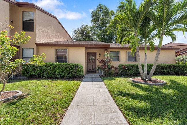 Primary Photo - 908 Lakeview Cir