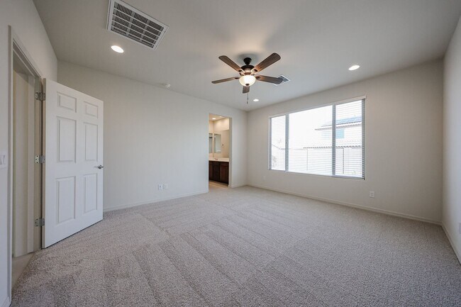 Building Photo - 3 bedroom + Den in Asante community