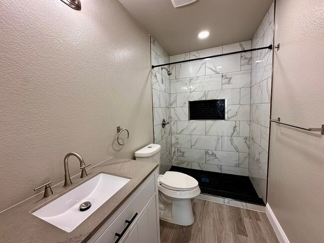 Building Photo - 1012 W 26th St