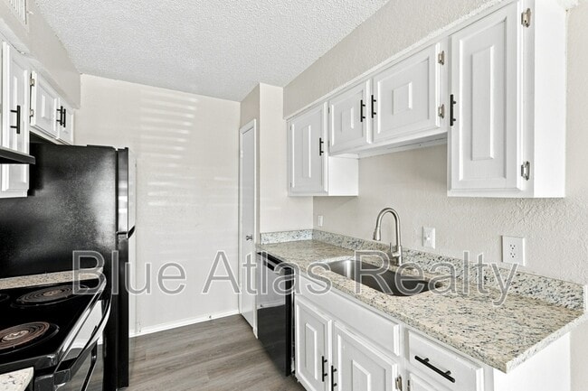 Building Photo - 8133 Foxfire Ln
