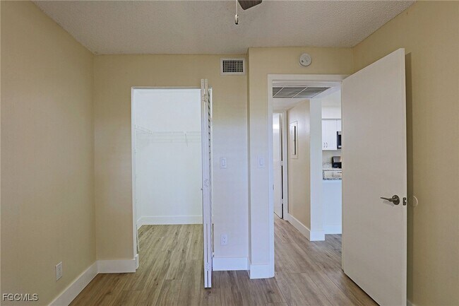 Building Photo - 5331 Summerlin Rd