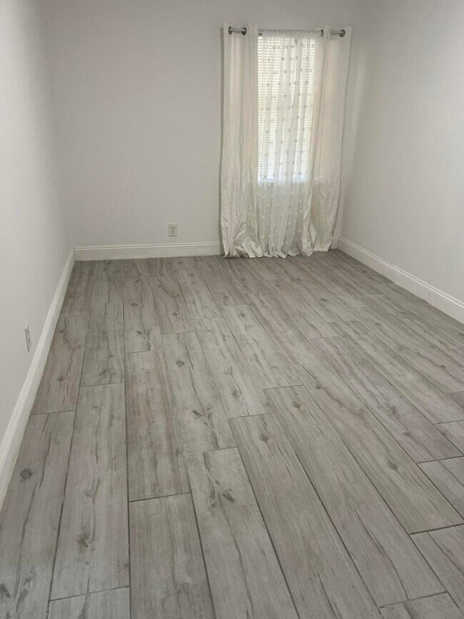 Building Photo - 407 S Lakeside Dr