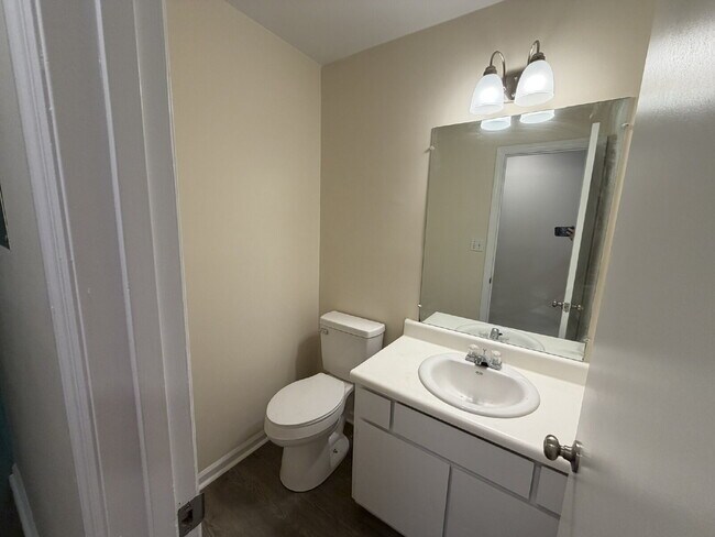 Building Photo - Townhouse for Rent