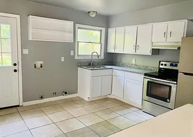 Building Photo - For Rent