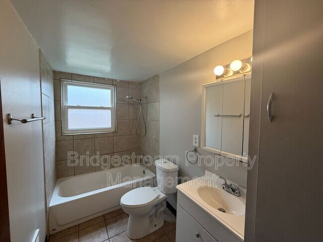 Building Photo - 211 N Cherrywood Ave