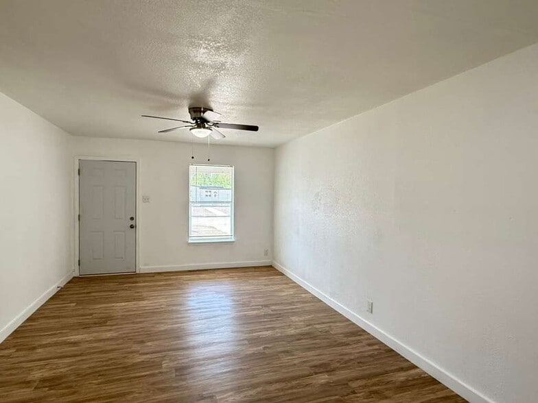 Building Photo - 339 Brettonwood Dr