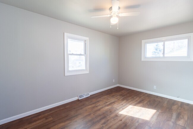 Building Photo - 804 Cahill Dr