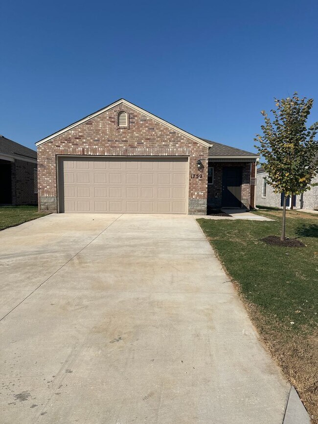 Building Photo - *Preleasing Now!- Three Bedroom | Two Bath Home in Barberry Court