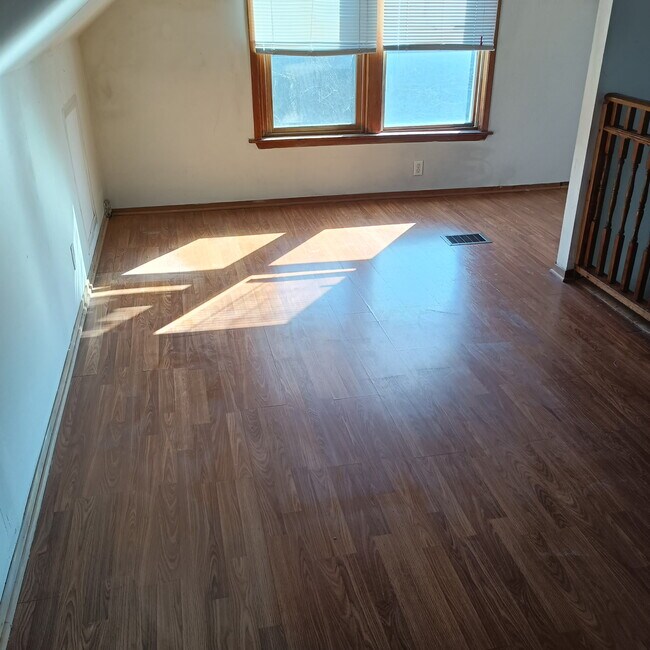 Building Photo - 1440 W Barry Ave