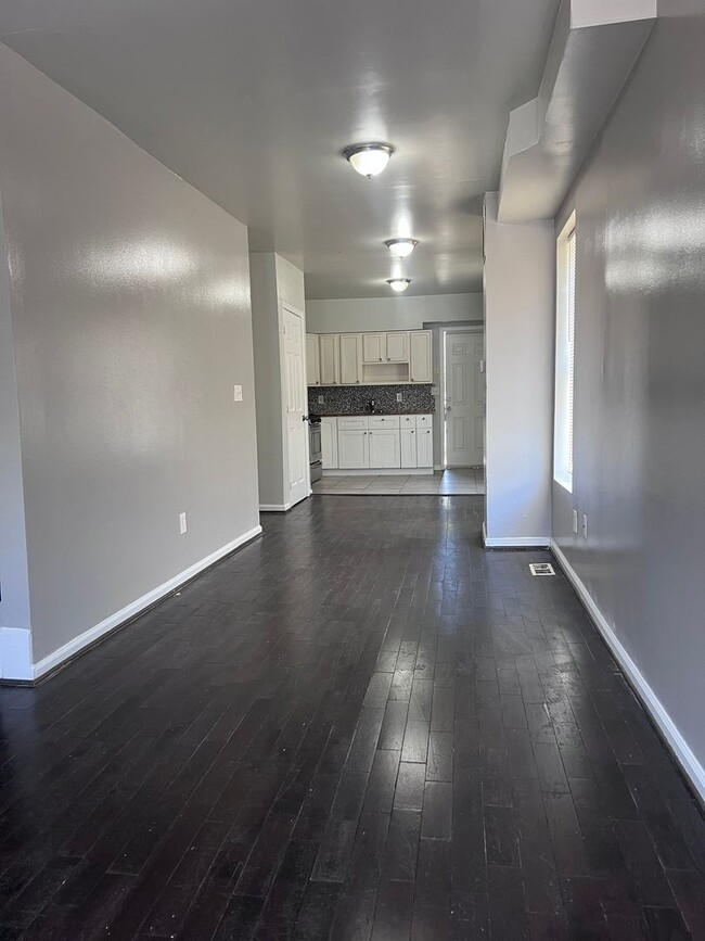 Building Photo - Beautifully Updated 3 Bedroom House