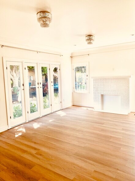 Living Room - 619 N Windsor Blvd