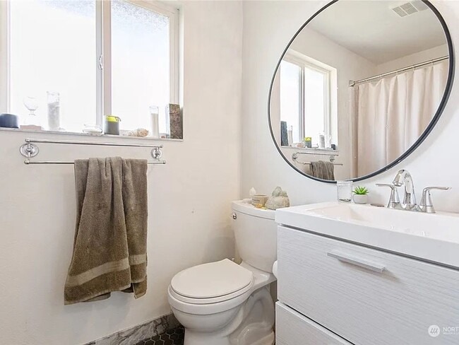 Building Photo - Charming 2 Bedroom Apartment in Duplex Ava...