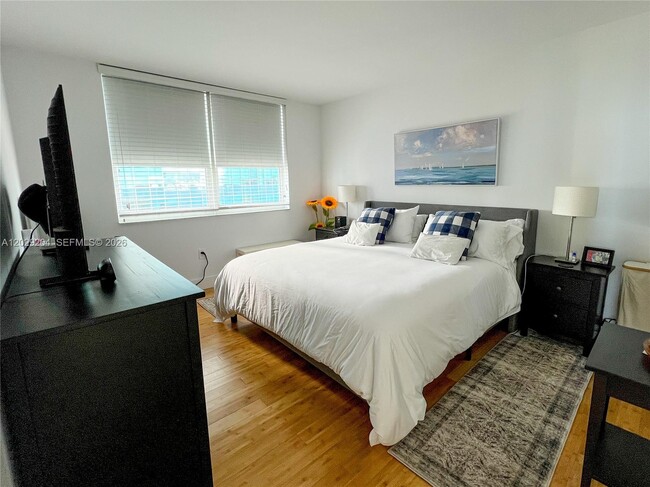 Building Photo - 1155 Brickell Bay Dr