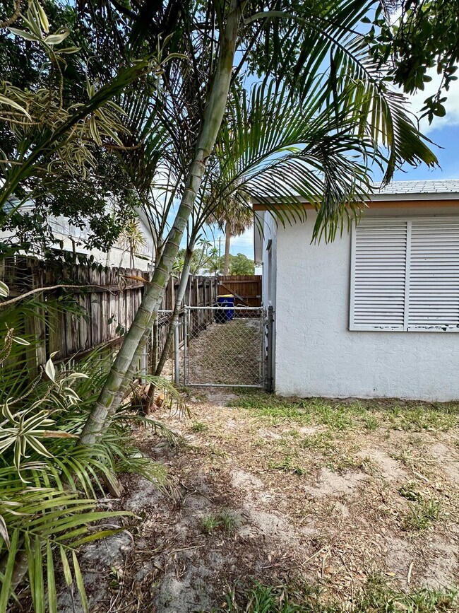 Building Photo - 8698 SE Hobe Ridge Ave