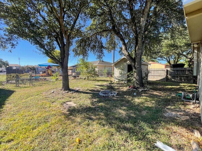 Building Photo - Charming Single-Story, 3Bed/2Bath Gem Minutes from Southtown