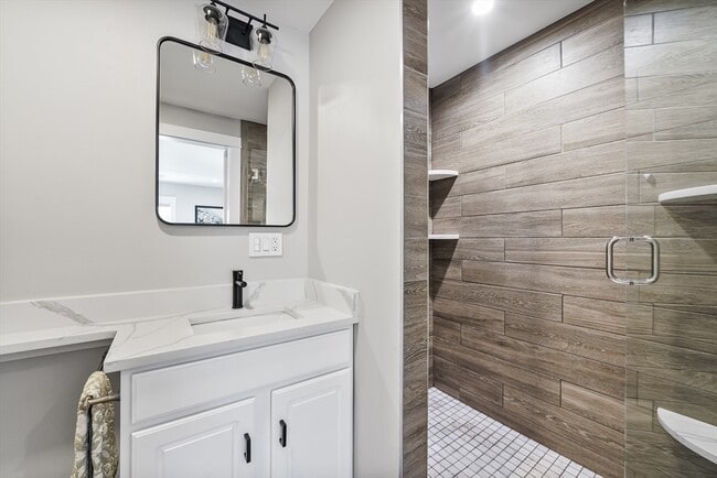 Building Photo - 814 Main St