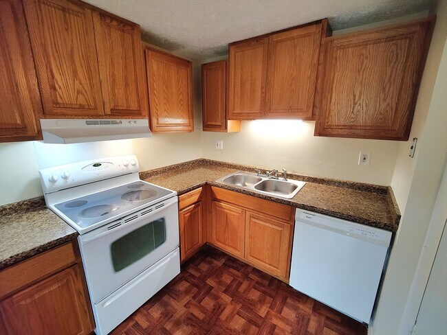 Building Photo - *Well-Maintained 3BD/1.5BA Townhouse Available in West Mifflin*