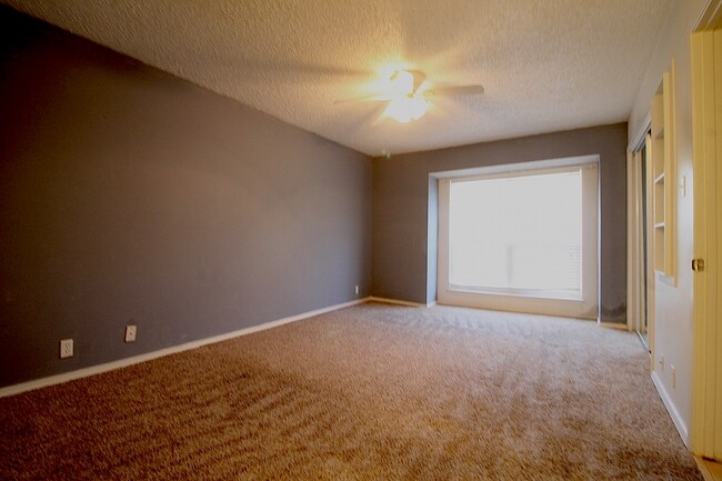Building Photo - BEAUTIFUL HOME. UTILITIES INCLUDED!!!!