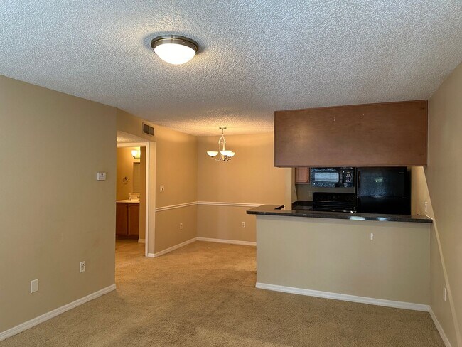 Building Photo - 1 Bedroom - 1 Bath - 2nd Floor - Community...