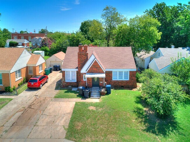 Primary Photo - 2204 N Hood St