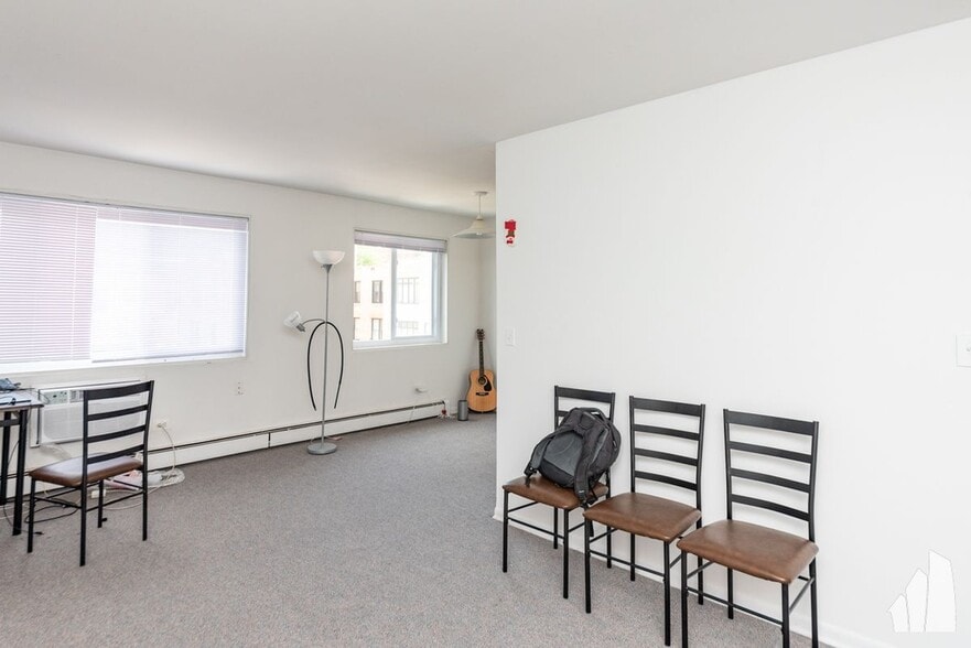 Building Photo - 520 W Aldine Ave