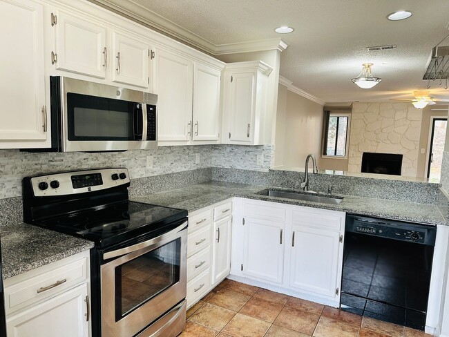 Building Photo - Two Bedroom Townhome located on Golf Course