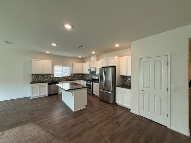 Building Photo - 4-bedroom single story in Manteca!