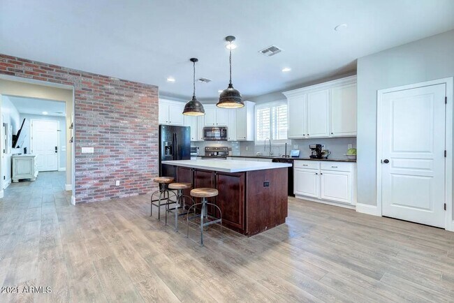 Building Photo - Luxurious 5BR Home in Award-Winning Power ...