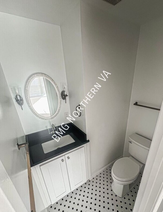 Building Photo - 2300 N Buchanan St