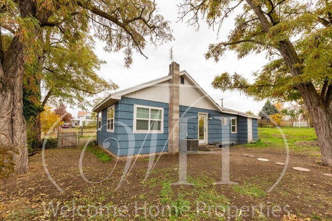 Building Photo - Comfortable 3-Bedroom Home with Fenced Yard and Attached Carport