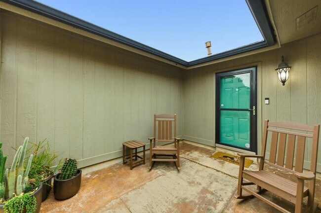 Building Photo - 6609 Lancret Hill Dr